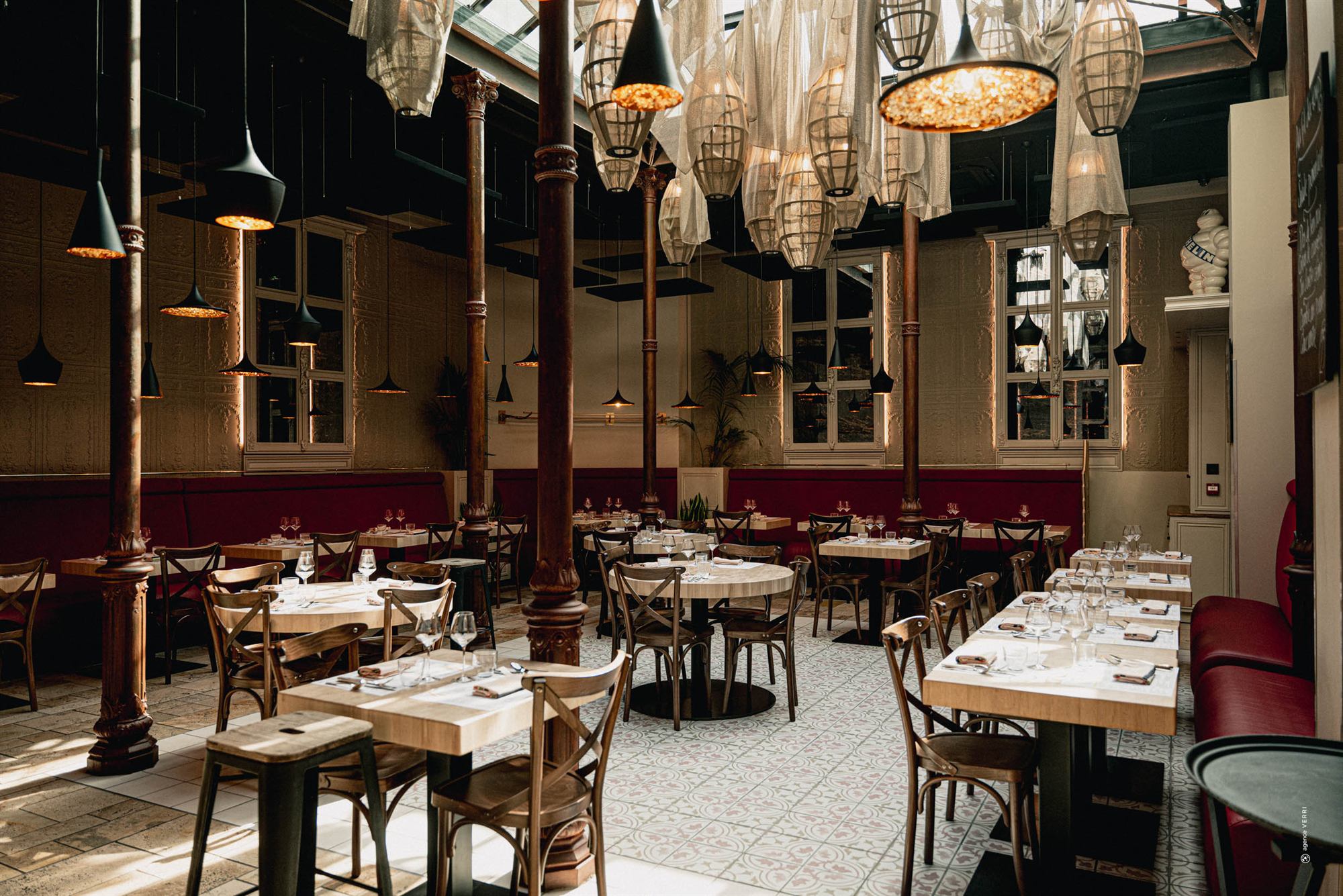 La salle sous verrière de la Brasserie à 4 Temps